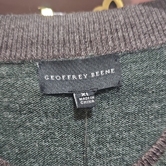 Geoffrey Beene Men's V-Neck Hunter Green Sweater - Picture 3 of 3